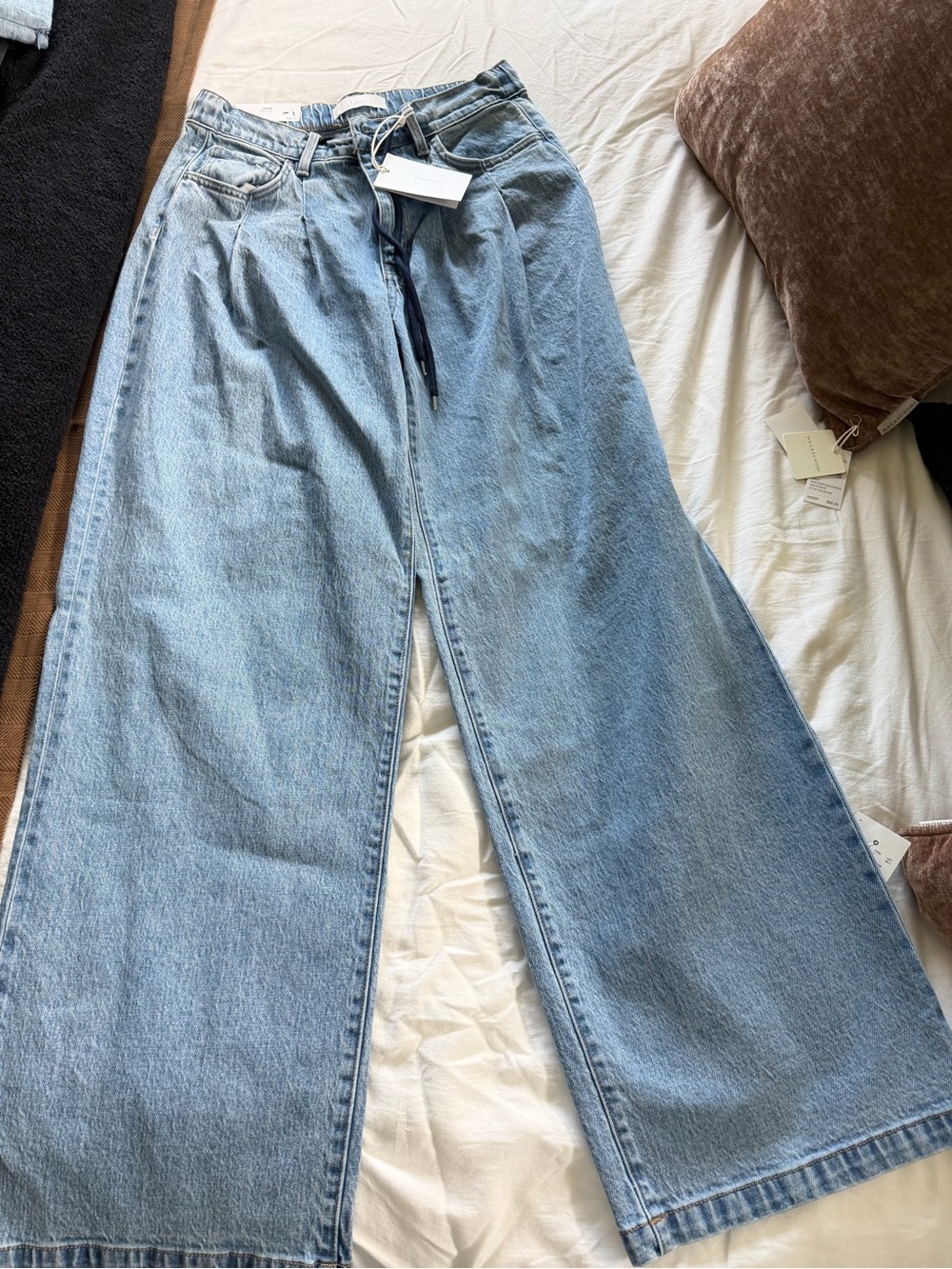 NWT OLIVIA Wide Leg Jeans 28